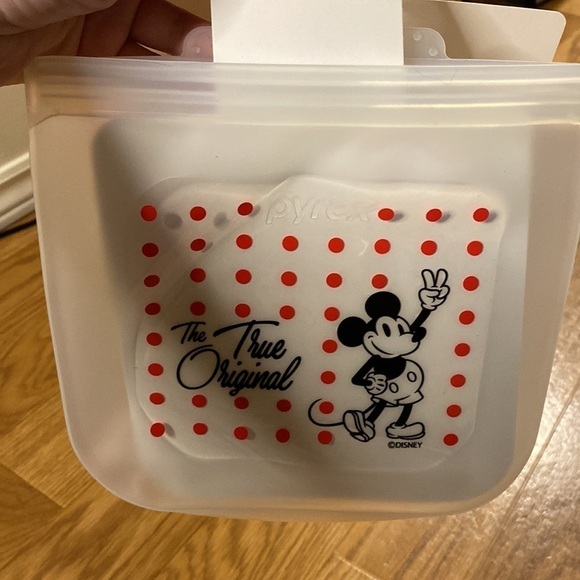 Pyrex Disney Mickey Mouse Reusable Platinum Silicone Storage Bag - Sandwich Size - Picture 7 of 9